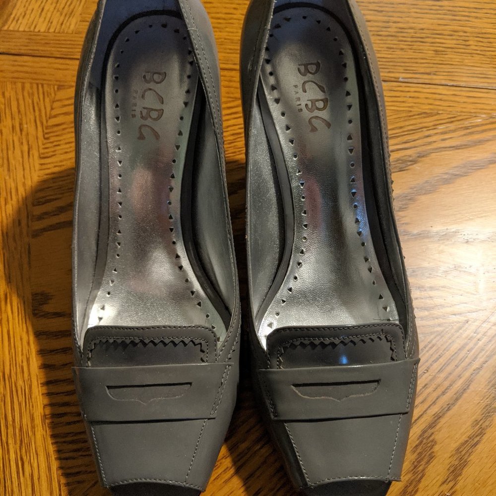 BCBG Gray Patent Open Toe Pump Size 8